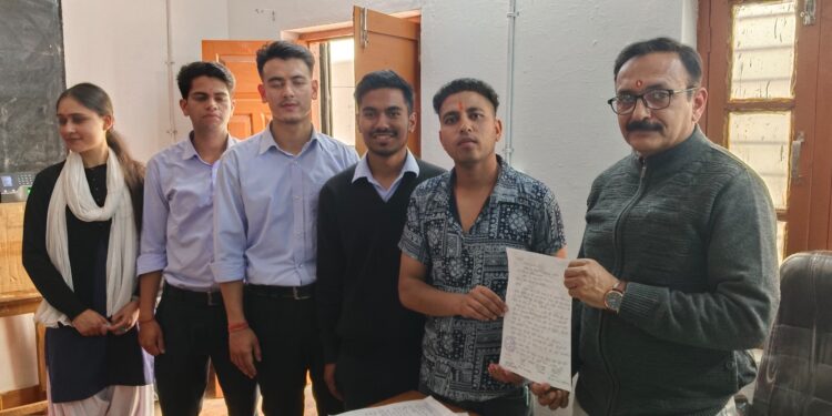 जब से कैंपस बना तब से फीस मे वृद्धि-छात्र संघ महासचिव मुकेश कुमार