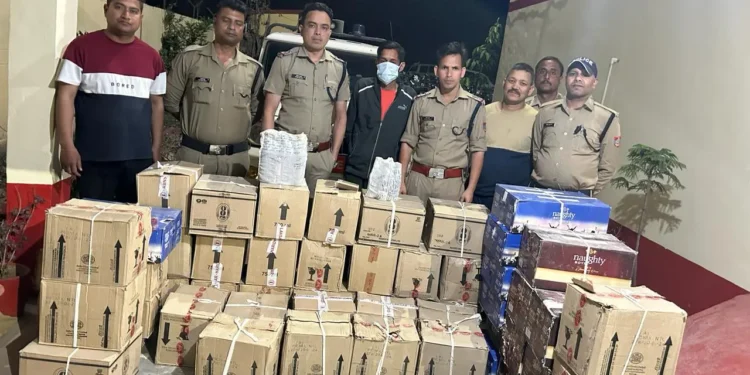 हल्द्वानी-गौलापार में एक घर से बरामद हुआ अवैध शराब का ज़खीरा।