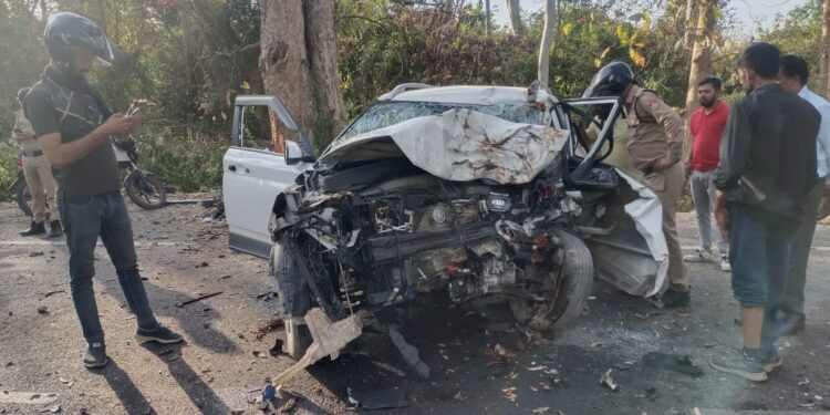 हल्द्वानी_हल्द्वानी आते वक़्त पेड़ से टकराई कार, दो लोगो की मौत, लड़की घायल