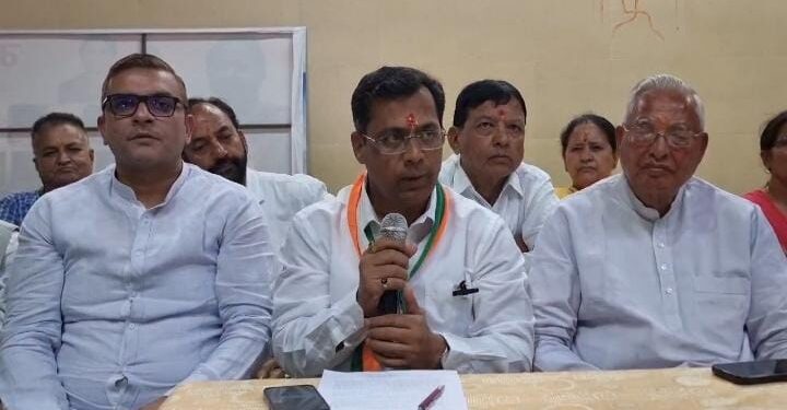 कांग्रेस प्रत्याशी प्रकाश जोशी ने कहां की इन सवालों का जवाब हैं क्या भाजपा प्रत्याशी के पास,तो बताएं