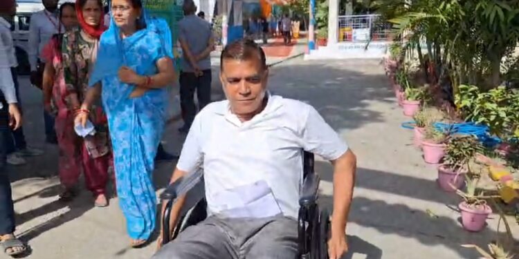 पैरालंपिक खिलाड़ी भुवन चंद्र गुणवंत ने किया अपने मताधिकार का प्रयोग