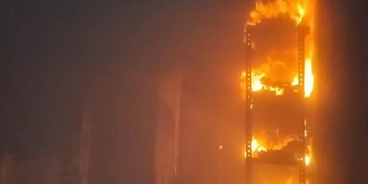 हल्द्वानी_यहाँ कपड़े के गोदाम में लग गई भीषण आग, बना अफरातफरी का माहौल