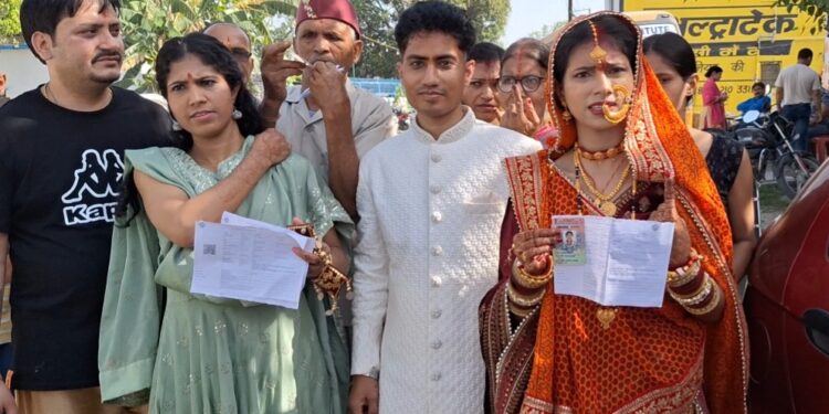 दूल्हा दुल्हन पहुंचे मतदान स्थल, दोनो ने लोकतंत्र के पर्व में की भागीदारी