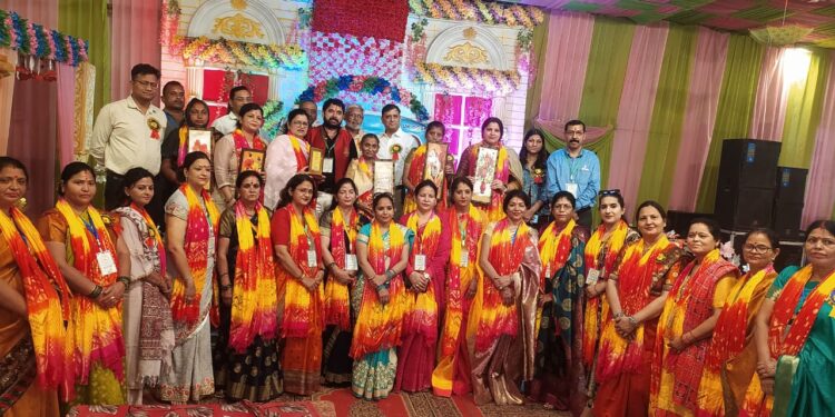 समाज हित के लिए उत्कृष्ट कार्य करने समाजसेवी महिलाओं को स्मृती चिन्ह देकर किया गया सम्मानित