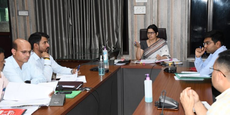 जिलाधिकारी वंदना सिंह ने आपदा संभावित क्षेत्रों को लेकर अधिकारियों को दिये आवश्यक दिशा निर्देश