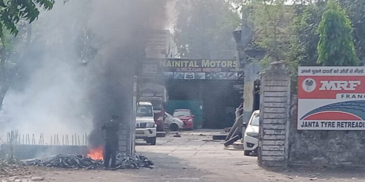 प्रतिबंध लगाने के बावजूद भी खुले मे जलाया जा रहा था कूड़ा, 5000 का चलान