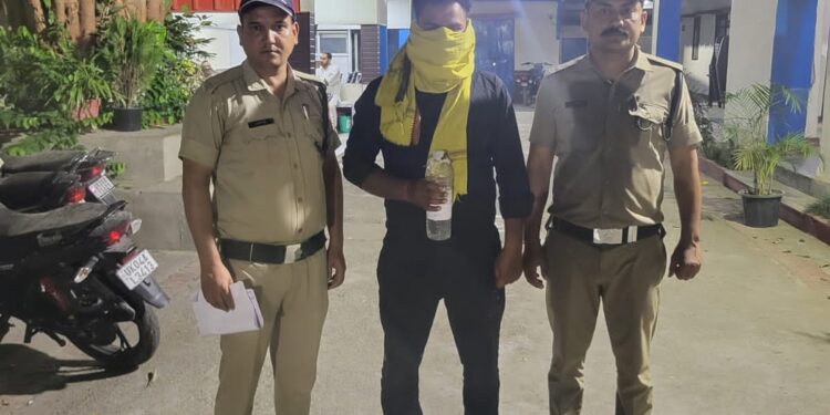 50 पाउच कच्ची शराब के साथ पुलिस ने एक अभियुक्त को किया गिरफ्तार