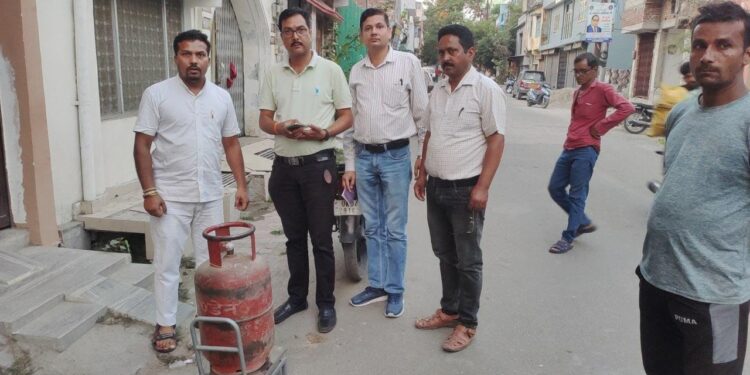 गैस की हो रही काला बाज़ारी गोदाम से सिलेंडर  सही भर के आते है तो रास्ते मे वज़न कम कैसे हो जाता है