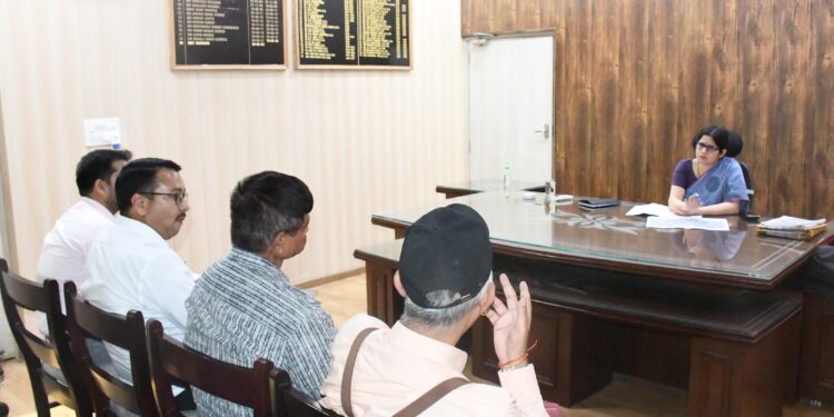 हल्द्वानी शहर में प्रस्तावित 13 चौराहों और सड़कों के चौड़ीकरण को लेकर डीएम वंदना ने की बैठक