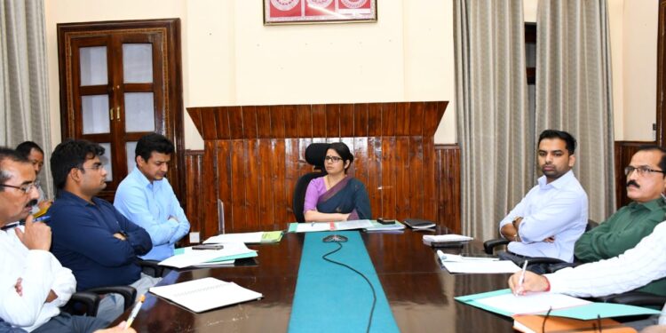 डीएम वंदना सिंह ने विभागीय अधिकारियों के साथ की जिला गंगा समिति की मासिक बैठक