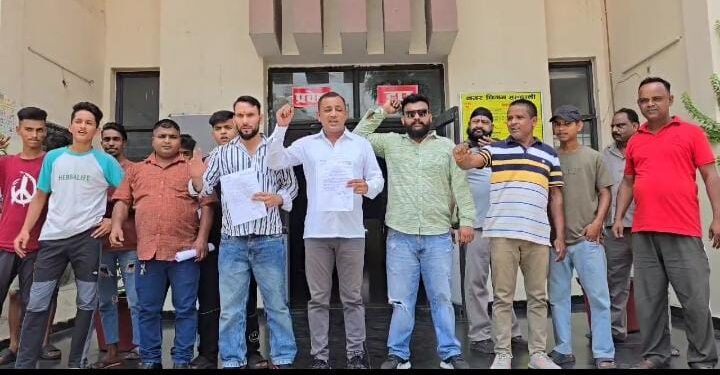 दो माह से खराब पड़ी स्ट्रीट लाइट का कोई सुधलेवा नहीं, लोग पहुंचे निगम कार्यालय