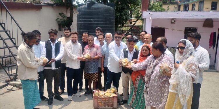 महानगर कांग्रेस ने मनाया जननेता राहुल गांधी का जन्मदिन, कुष्ठ आश्रम में किया फल वितरण