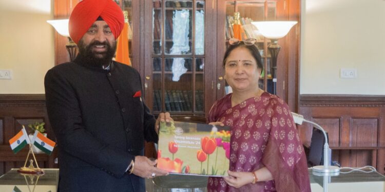 दून विश्वविद्यालय देहरादून की कुलपति प्रो. सुरेखा डंगवाल ने राज्यपाल से शिष्टाचार भेंट की