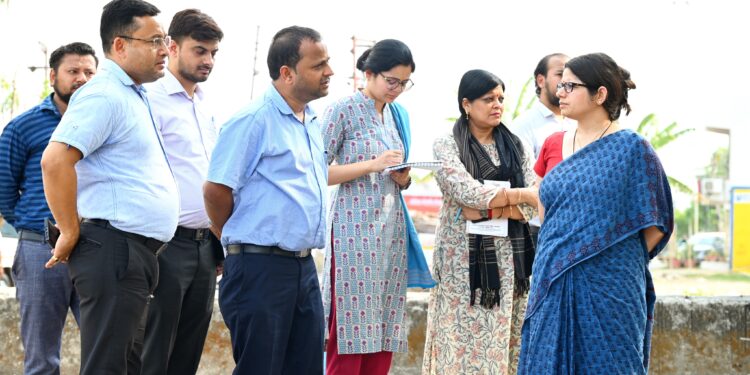 डीएम ने अधिकारियों को मानसून से पहले कार्यों को पूरा करने के दिये निर्देश