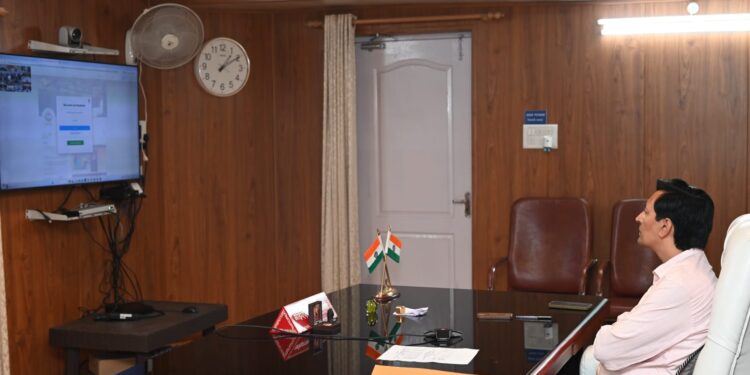 सीएम धामी ने नई दिल्ली स्थित उत्तराखण्ड सदन से वर्चुअल माध्यम से की सी.एम. हेल्पलाईन की समीक्षा