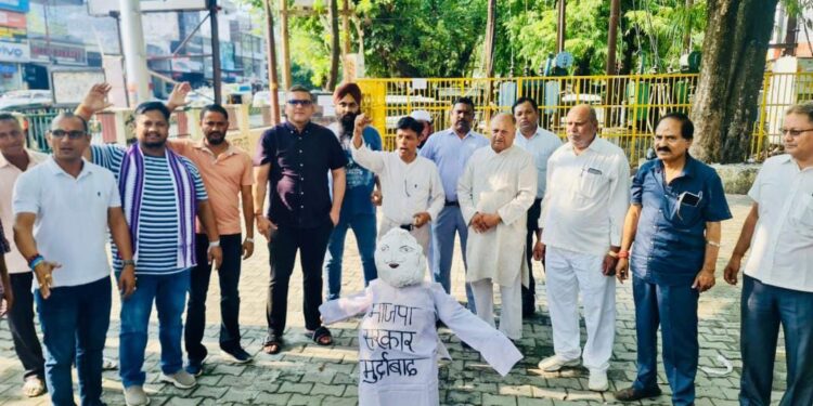 महिलाओं के साथ बलात्कार और हत्याकांड की लगातार बढ़ती घटनाओं केविरोध मेंकांग्रेस ने फूंका भाजपा का पुतला