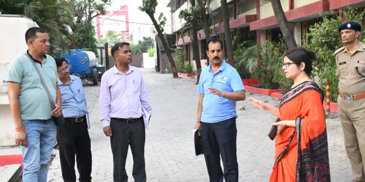 जिलाधिकारी ने किया मतगणना कक्षों का स्थलीय निरीक्षण, अधिकारियों के साथ की बैठक