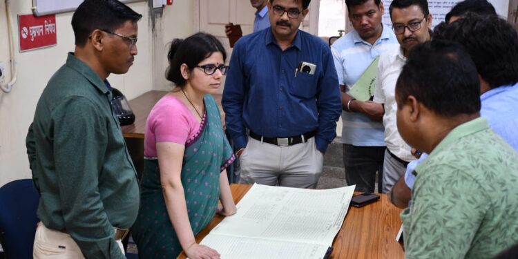 पेयजल, विद्युत कटौती की समस्या को देखते हुए डीएम वंदना ने पंप हाउस और सब स्टेशन का किया स्थलीय निरीक्षण