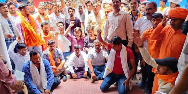 हरिद्वार में कावड़ियों की पिटाई को लेकर आक्रोशित बजरंग दल ने घेरा एसपी सिटी कार्यालय