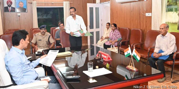 कुमाऊं आयुक्त ने पार्वती भण्डारी की 8 वर्ष पुरानी भूमि विवाद का किया मौके पर समाधान