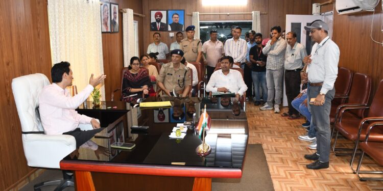 कैम्प कार्यालय में आयुक्त दीपक रावत ने जनसुनवाई कर मौके पर शिकायतों का किया समाधान