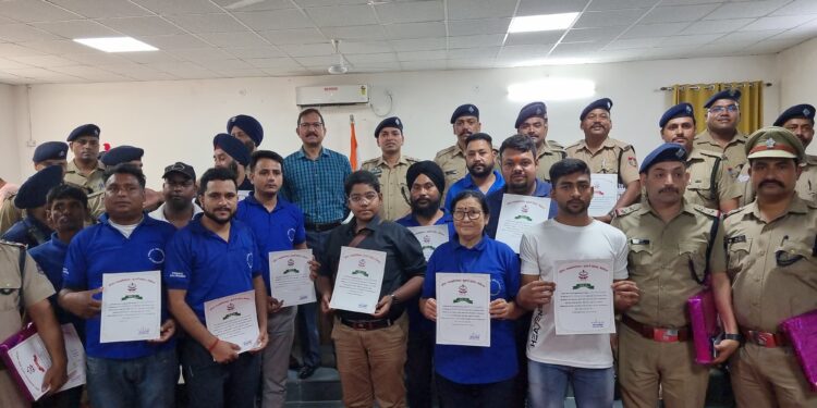 उत्कृष्ट कार्य करने पर हल्दूचौड़ चौकी प्रभारी समेत 26 पुलिस कर्मी को किया गया सम्मानित