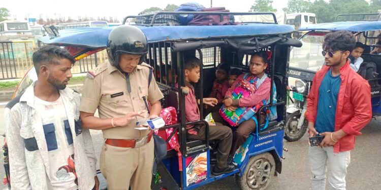 परिवहन विभाग ने चलाया स्कूल वाहनों के विरुद्ध व्यापक चैकिंग अभियान नैनीताल, उधमसिंहनगर एवं चम्पावत में दो दिन में 1054 वाहनों के चालान, 103 सीज