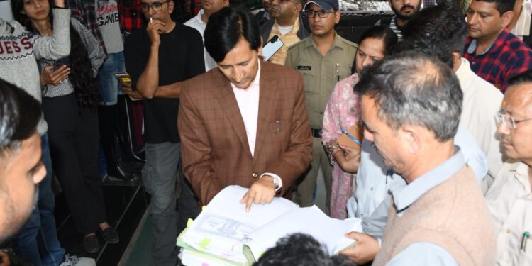 कुमाऊं आयुक्त दीपक रावत ने किया कैपिटल सिनेमा के आस पास के इलाकों का निरीक्षण
