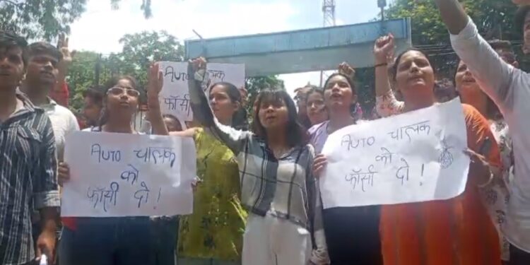 हल्द्वानी_नाबालिक लड़की से रेप के मामले में छात्र-छात्राओं ने कोतवाली में किया प्रदर्शन,आरोपी को फांसी की मांग