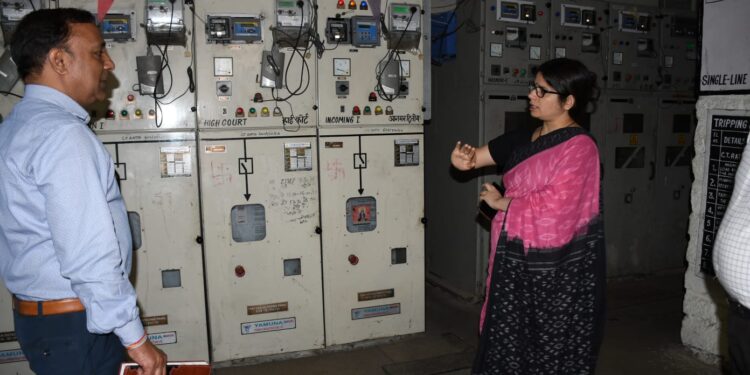 जिलाधिकारी वंदना सिंह ने भारी वर्षा के बीच इन जगहों का किया स्थलीय निरीक्षण