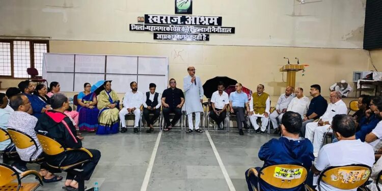 कांग्रेस अनुशासन समिति अध्यक्ष नवप्रभात ने स्वराज आश्रम में की समीक्षा बैठक