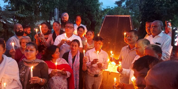 कांग्रेस ने मनाया कारगिल विजय दिवस, मोमबत्ती जलाकर कारगिल शहीदों को दी श्रद्धांजलि