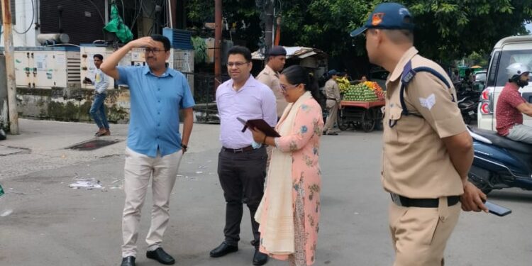 संयुक्त टीम ने चलाया पार्किंग में खड़े वाहनों के विरुद्ध अभियान