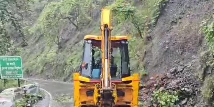 पर्वतीय रूट बंद होने के कारण पर्वतीय मार्गों पर नही हो पा रही ज़रूरी चीज़ो की सप्लाई