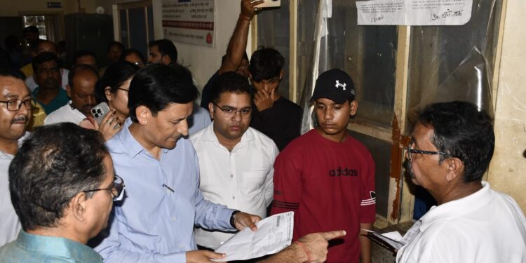 कुमाऊँ कमिश्नर ने सोबन सिंह जीना बेस अस्पताल हल्द्वानी में अचानक पहुंचकर की छापेमारी
