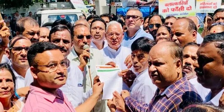 हल्द्वानी_देवभूमि में लगातार बढ़ते महिला अपराधों को लेकर कांग्रेस का हल्लाबोल,भाजपा सरकार का पुतला दहन कर किया जोरदार विरोध प्रदर्शन