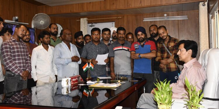 कुमाउं आयुक्त दीपक रावत ने जनसुनवाई कर मौके पर किया शिकायतों का समाधान