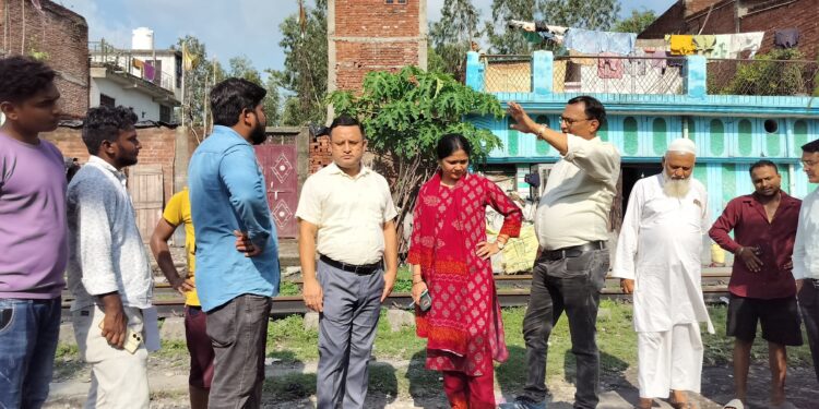 लालकुआँ_उपजिलाधिकारी ने विगत रात्रि हुए जलभराव से प्रभावित इलाकों का किया स्थलीय निरीक्षण