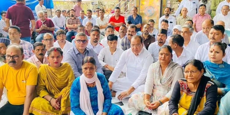 रक्षा बंधन के पावन पर्व पर देवभूमि की बेटियों की सुरक्षा और अस्मिता के मुद्दे को लेकर कांग्रेस ने किया मौन उपवास