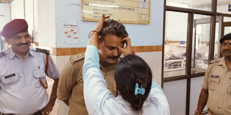 हल्द्वानी_रक्षाबंधन के पर्व को मनाने STH  पहुंची पुलिस, बंधवाई डॉक्टर बहनों से राखियां, उपहार भेंट कर बहनों दिया सुरक्षा का भरोसा