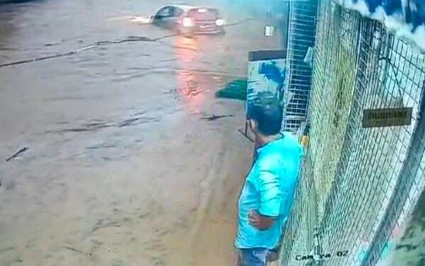 भारी बरसात में बरसाती नाले में डूबते वाहन में सवार 04 व्यक्तियों के लिए देवदूत बनी नैनीताल पुलिस