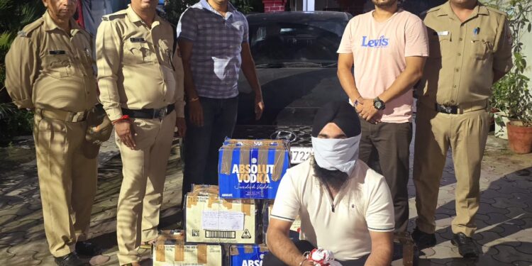 लग्जरी कार से शराब की तस्करी करने वाले एक युवक को नैनीताल पुलिस एसओजी ने किया गिरफ्तार