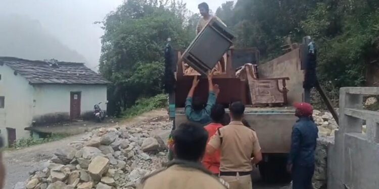 विधवा महिला से दुष्कर्म और उसकी बेटी से छेड़छाड़ मामले में फरार मुकेश बोरा के घर की हुई कुर्की