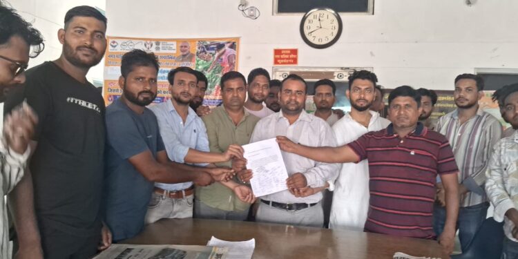 महुआखेड़ागंज का नाम बदलने के प्रस्ताव पर भड़के युवा,पालिका पहुँचकर ईओ को सौंपा ज्ञापन