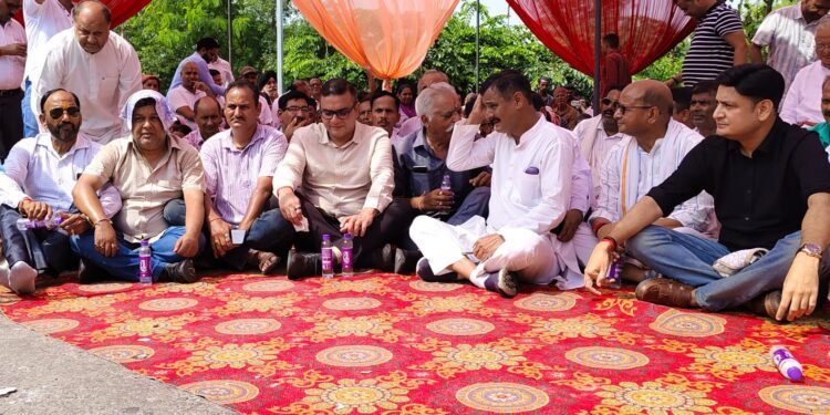 हल्द्वानी – गौला पुल को लेकर कांग्रेसियों का धरना