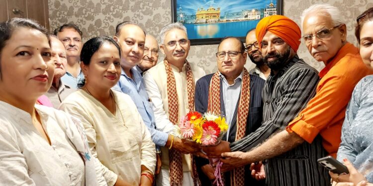 मानवाधिकार एवं सामाजिक न्याय संगठन ने दिये पहचान पत्र आईडी