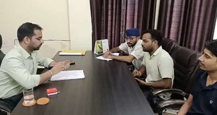 बेसहारा गौवंश से बढ़ रही समस्याओ के समाधान के लिए एसडीएम से मिला सामाजिक कार्यकर्ताओ का शिष्टमंडल