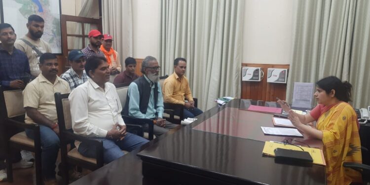 डीएम ने हल्द्वानी नगर निगम क्षेत्र में फड़ ठेलों के संचालन के संबंध में की बैठक