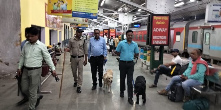 कल 02 अक्टूबर राष्ट्रीय पर्व को लेकर नैनीताल पुलिस अलर्ट, हल्द्वानी शहर में बम डिस्पोजल, डॉग स्क्वाड टीम ने चलाया चेकिंग अभियान