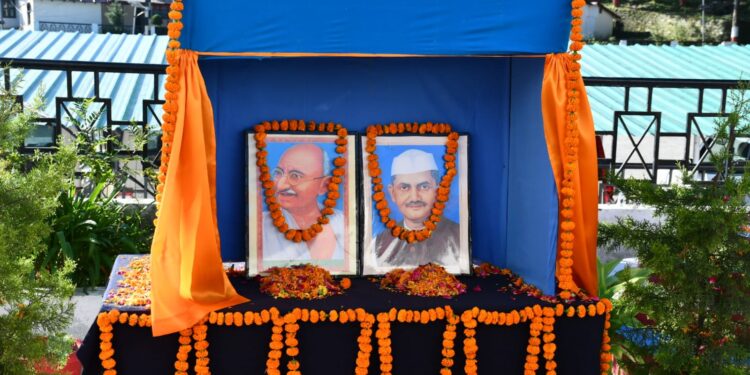 महात्मा गांधी और देश के पूर्व प्रधानमंत्री लाल बहादुर शास्त्री की पावन जयंती के अवसर पर एसएसपी नैनीताल द्वारा महापुरुषों की प्रतिमाओ का किया अनावरण एवं माल्यार्पण